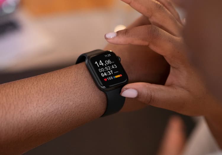 How does a smartwatch work?